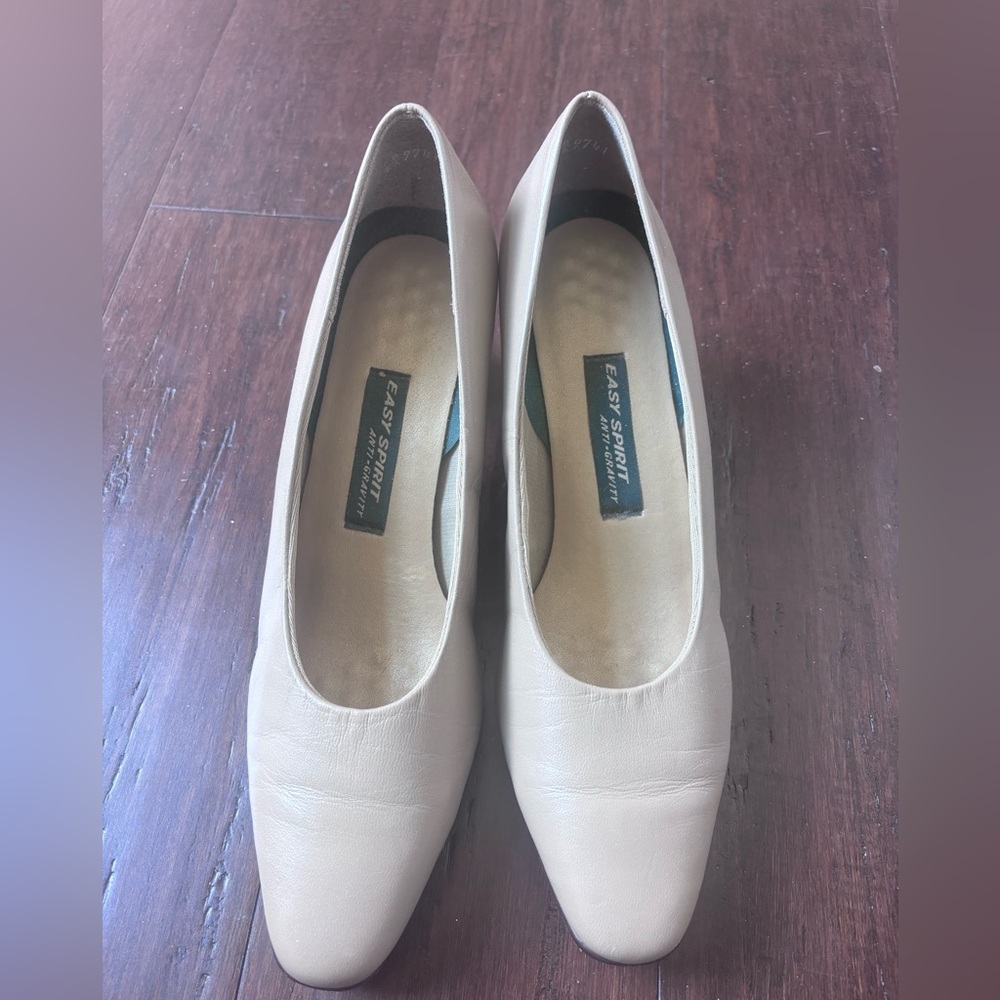 Easy Spirit Women's Tan Flats